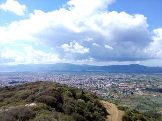 Η ΠΟΛΗ ΑΠΟ ΨΗΛΑ