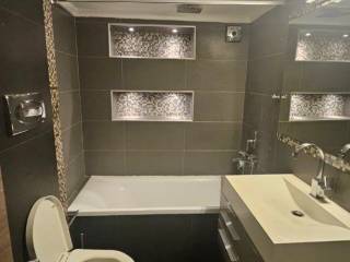 Forumland Real Estate, Μπάνιο