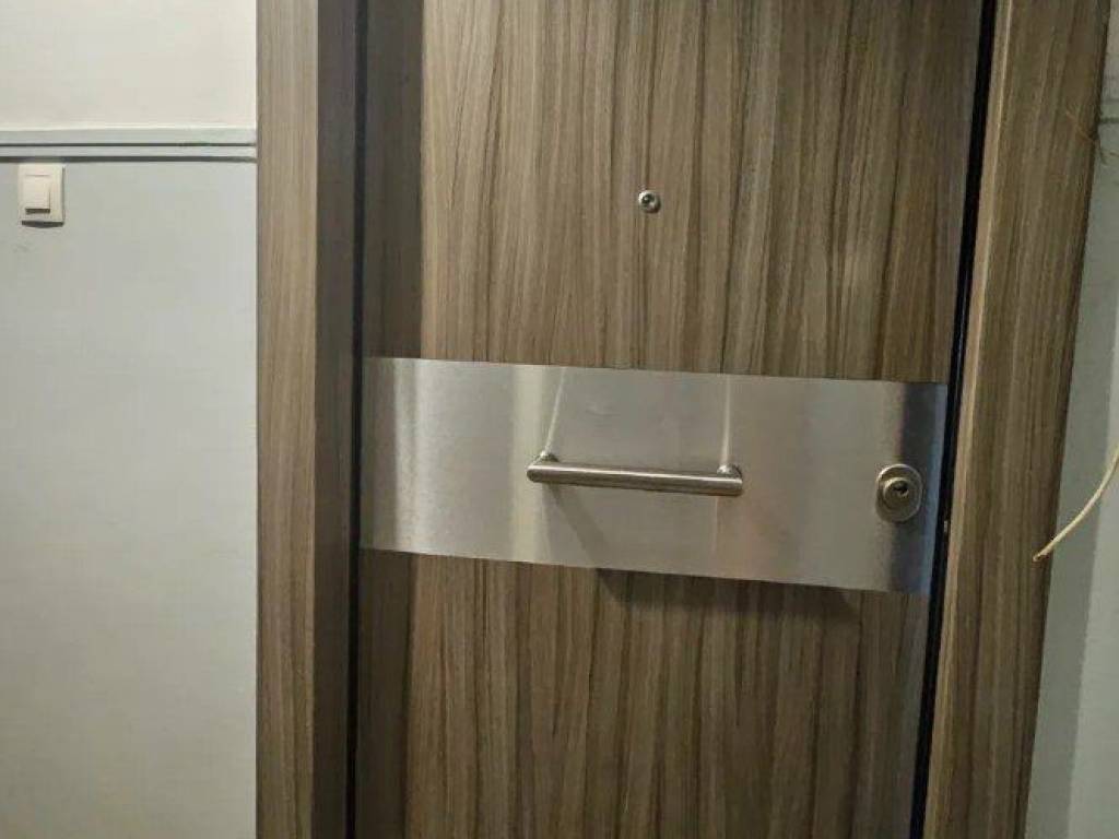 Forumland Real Estate, Θωρακισμένη πόρτα