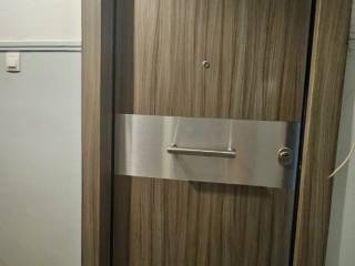 Forumland Real Estate, Θωρακισμένη πόρτα