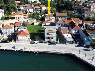 Aerial view and location of the house