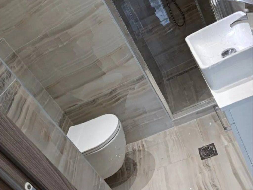 Forumland Real Estate, Μπάνιο