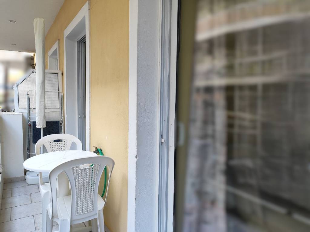 MPALKONI ME NOTIO PROSANATOLISMO