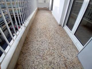 Mpalkoni Apo to saloni...Prosopse