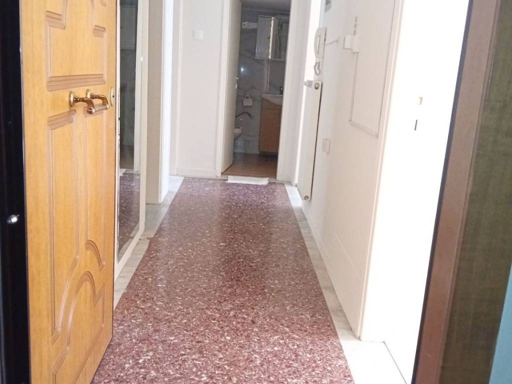 Είσοδος στο Διαμέρισμα-Χωλ = πρώτα Σαλόνι Δεξιά