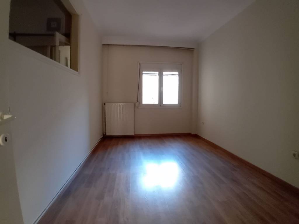 Domatio Piso Akalyptos kai aristera Tzami-toichos koyzinas