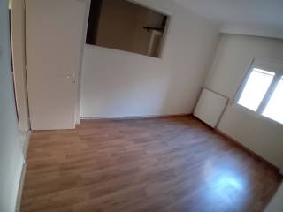 Domatio piso akalyptos Kai apenati tzami-toichos koyzinas