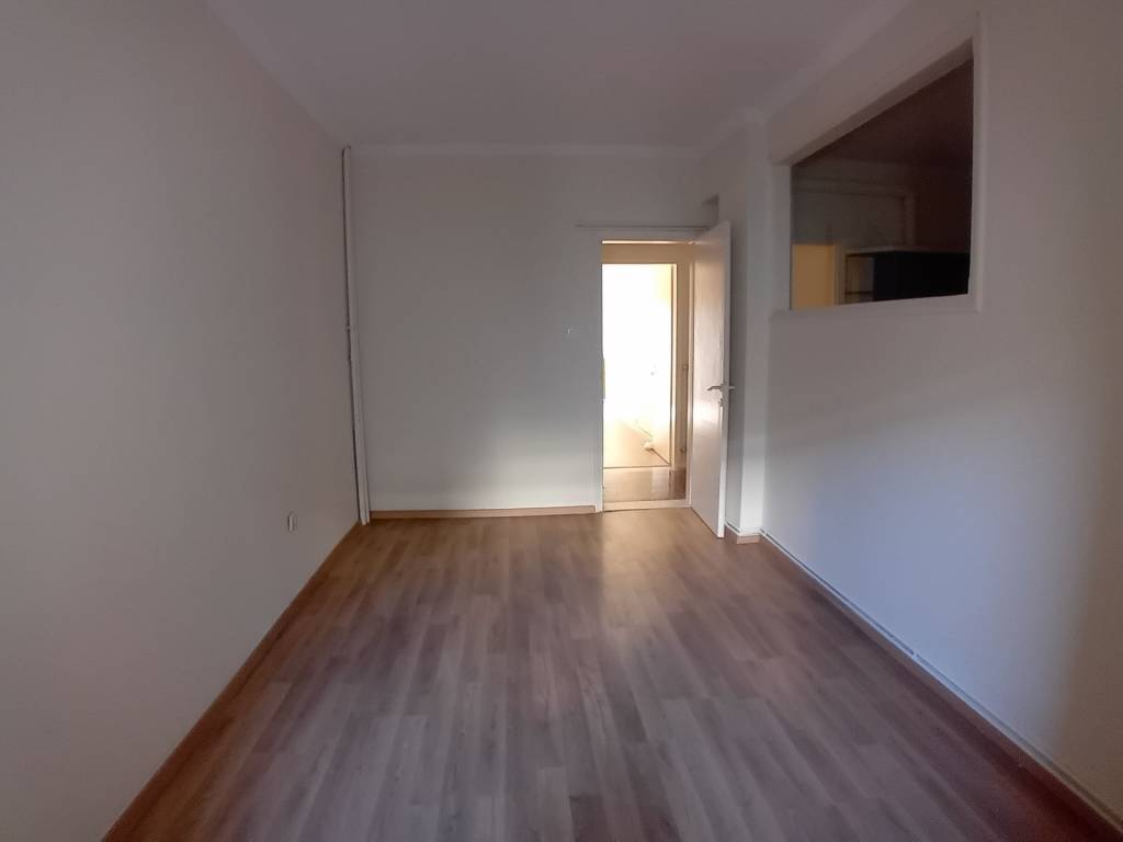 Domatio piso akalyptos photo apo to parathyro pro mesa domatio