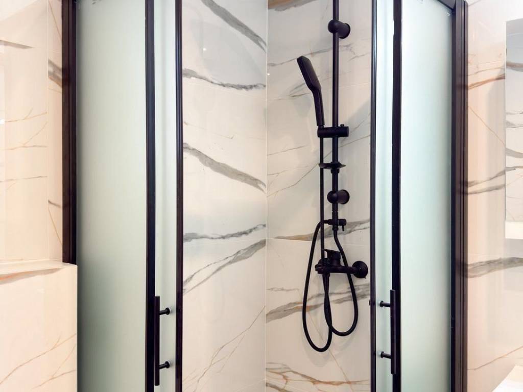 Forumland Real Estate, Μπάνιο