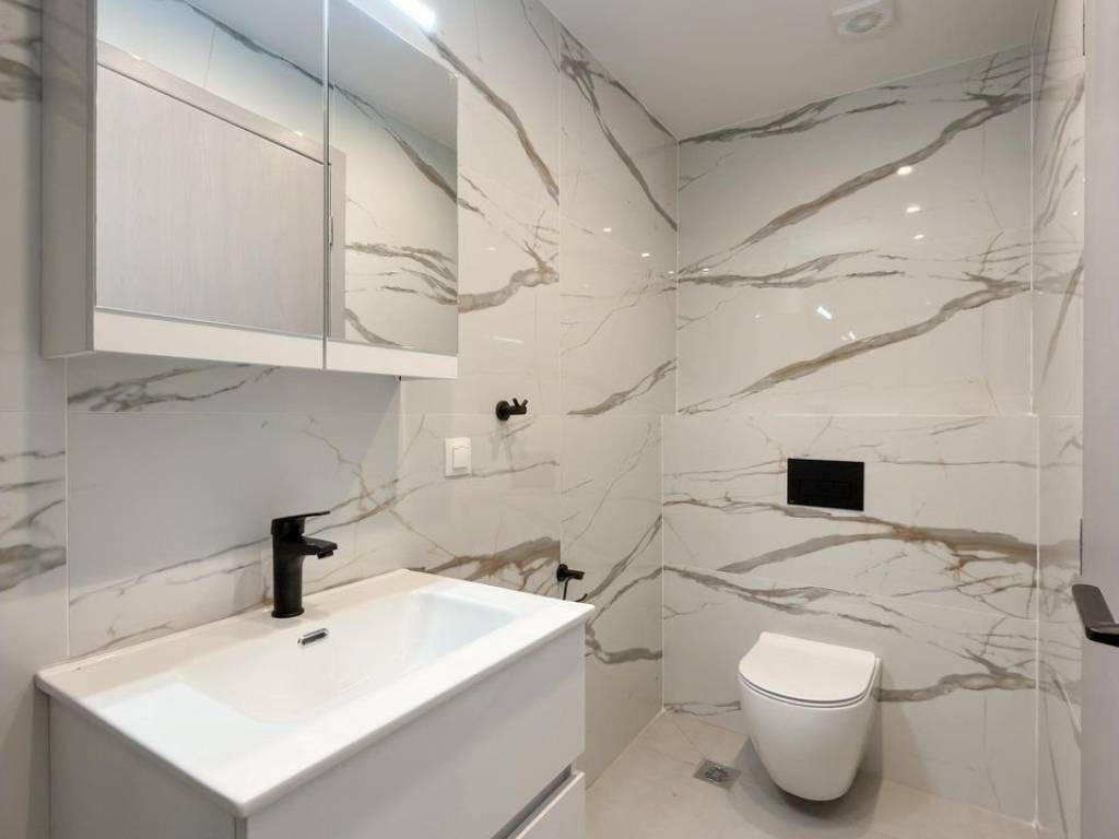 Forumland Real Estate, Μπάνιο