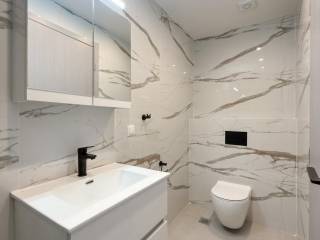 Forumland Real Estate, Μπάνιο