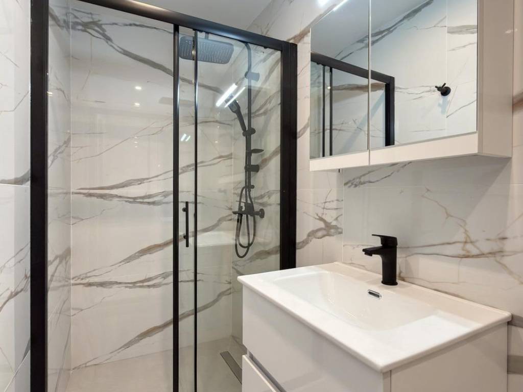 Forumland Real Estate, Μπάνιο