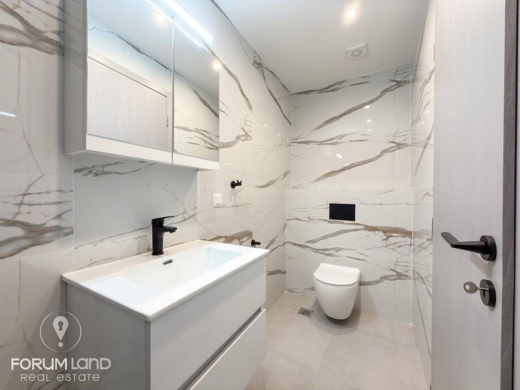 Forumland Real Estate, Μπάνιο