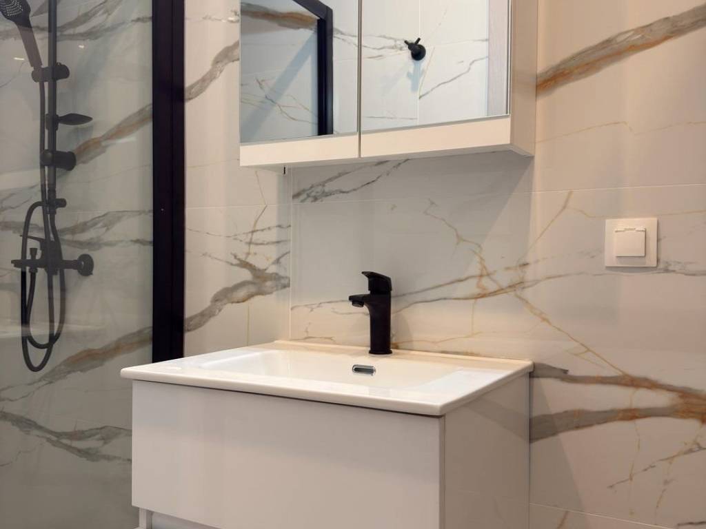 Forumland Real Estate, Μπάνιο