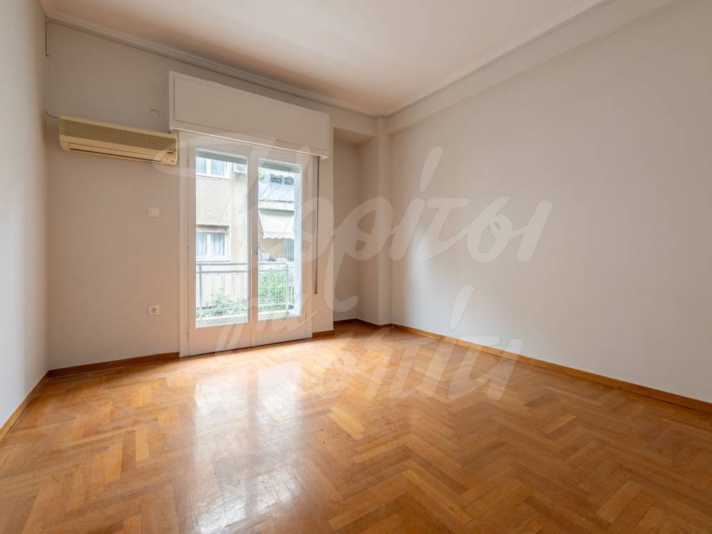 Φωτεινό δωμάτιο με έξοδο σε μπαλκόνι.