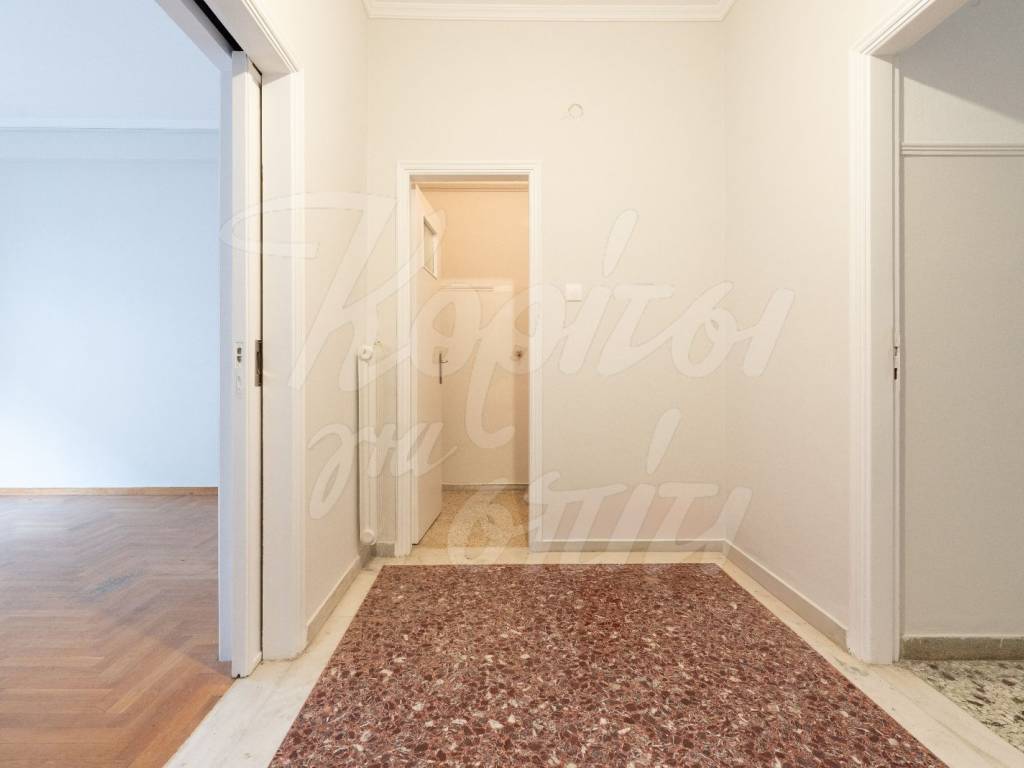 Κεντρικό χολ που συνδέει άνετα τους χώρους του διαμερίσματος