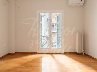 Υπνοδωμάτιο με φυσικό φωτισμό και κλιματισμό.