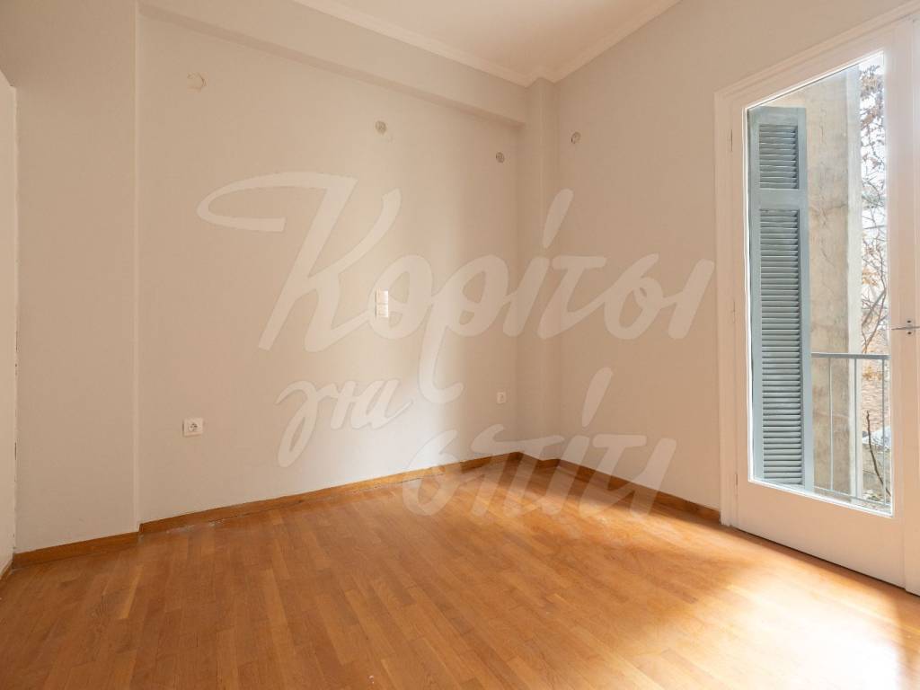 Υπνοδωμάτιο με φυσικό φωτισμό και μπαλκονόπορτα.