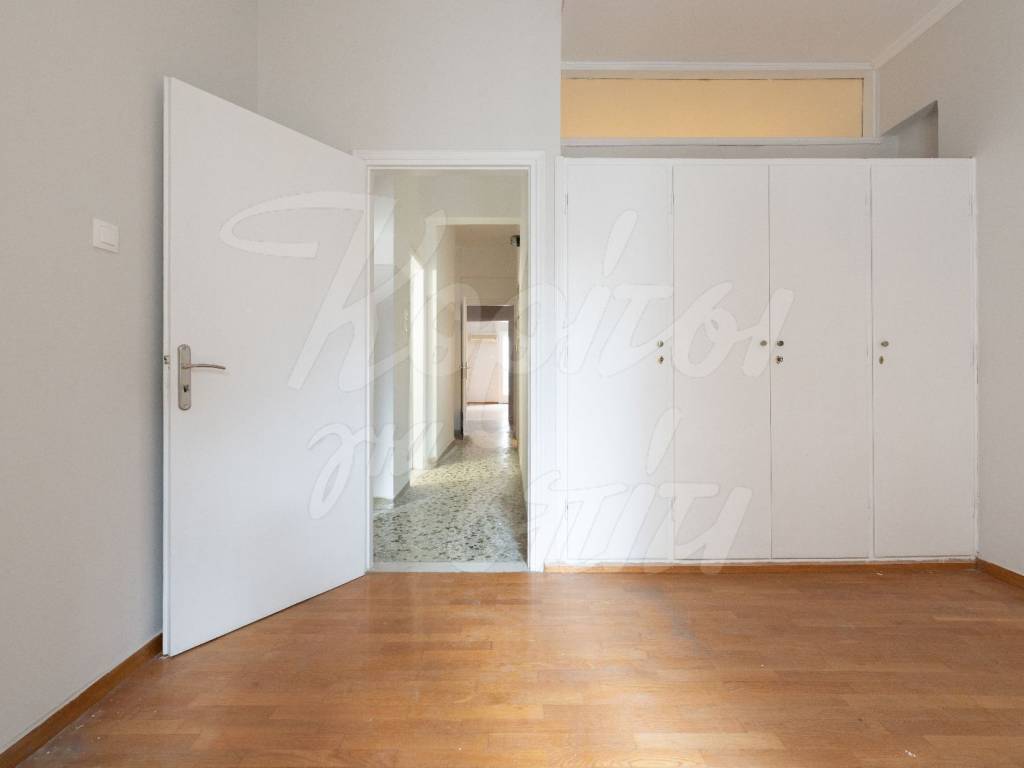 Υπνοδωμάτιο με εντοιχισμένες ντουλάπες.