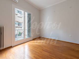 Υπνοδωμάτιο με μπαλκόνι και κλιματισμό.