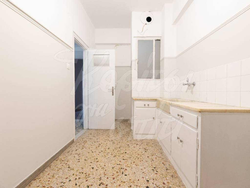 Λειτουργική κουζίνα με ντουλάπια και πάγκο εργασίας.