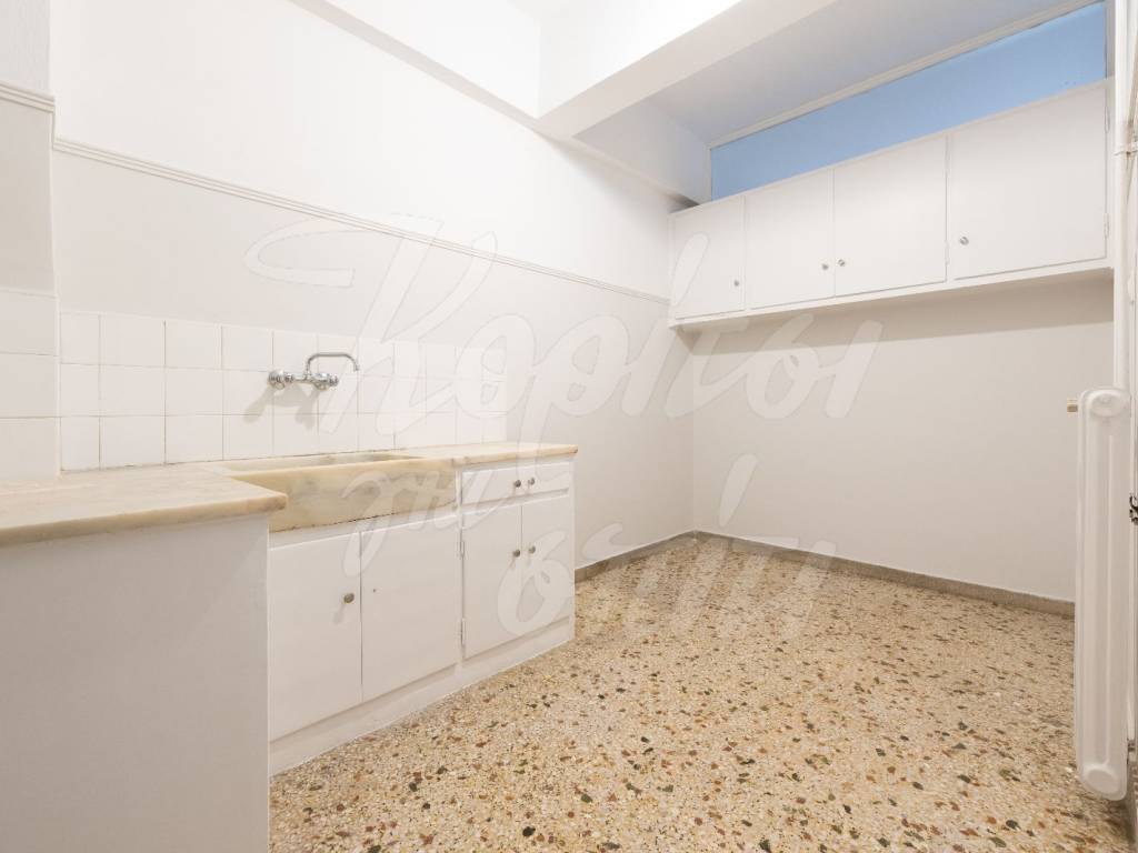 Κουζίνα με αποθηκευτικούς χώρους.