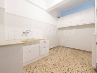 Κουζίνα με αποθηκευτικούς χώρους.