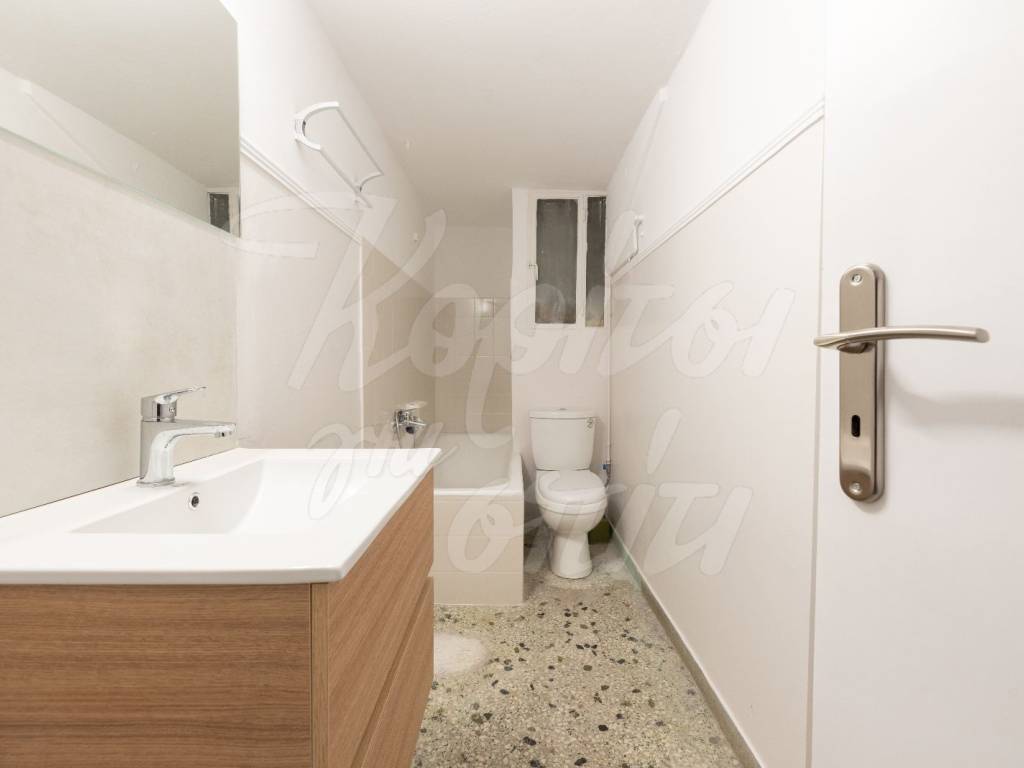 Μπάνιο με παράθυρο.