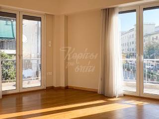 Σαλόνι με άπλετο φυσικό φως και έξοδο σε μπαλκόνι.