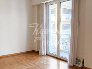 Άνετο δωμάτιο με φυσικό φως και έξοδο σε μπαλκόνι.