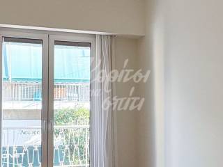 Δωμάτιο με φυσικό φως, παρκέ και μπαλκονόπορτα.