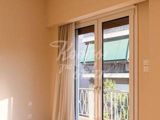 Φωτεινό δωμάτιο με μπαλκόνι