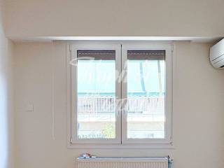 Δωμάτιο με παράθυρο και κλιματισμό.