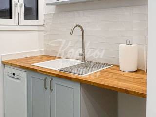 Ανακαινισμένη κουζίνα με ξύλινο πάγκο.