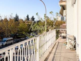 Ευρύχωρο μπαλκόνι με ανοιχτή θέα