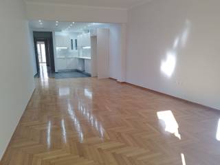 ευρύχωρη και φωτεινή σαλοτραπεζαρία, με air condition 18.000