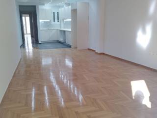 ευρύχωρο και φωτεινό, με αλουμινένια κουφώματα