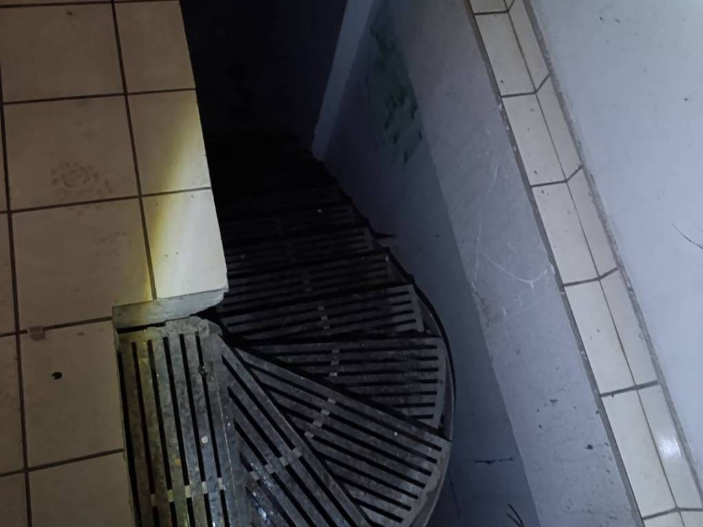 Σκάλα προς υπόγειο