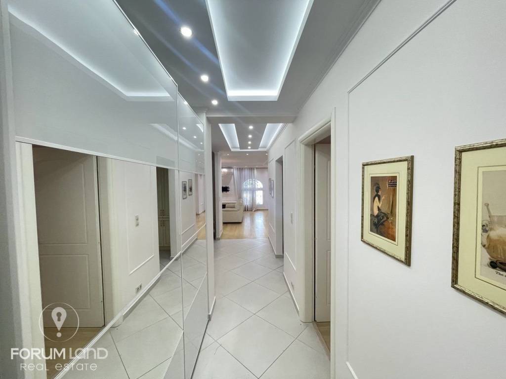 Forumland Real Estate, Διάδρομος