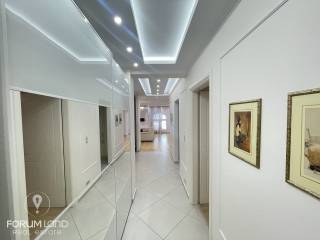 Forumland Real Estate, Διάδρομος