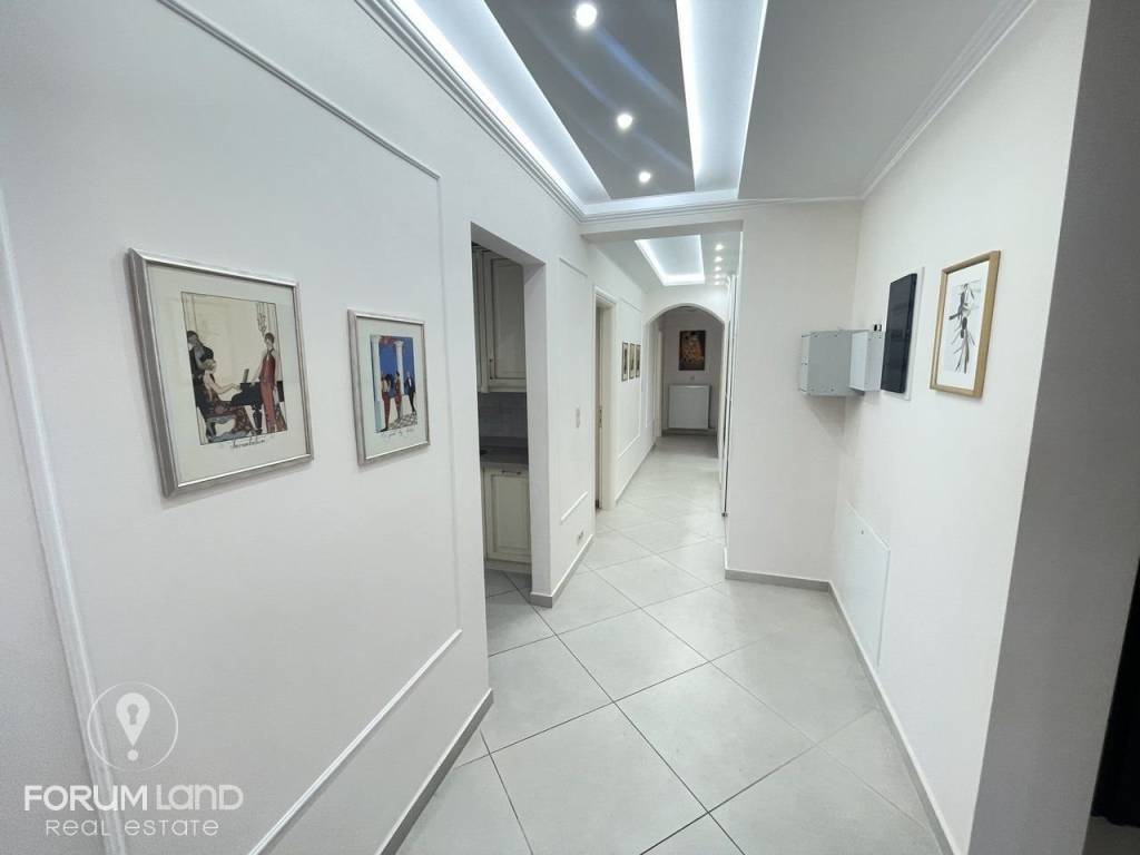 Forumland Real Estate, Διάδρομος