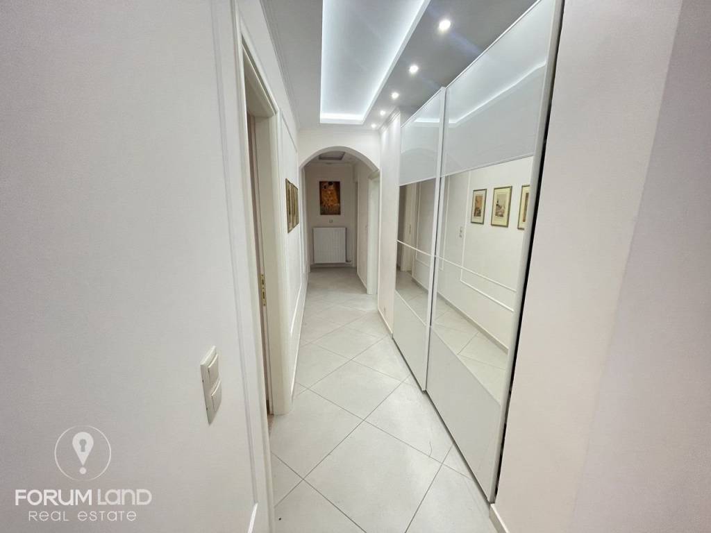 Forumland Real Estate, Διάδρομος