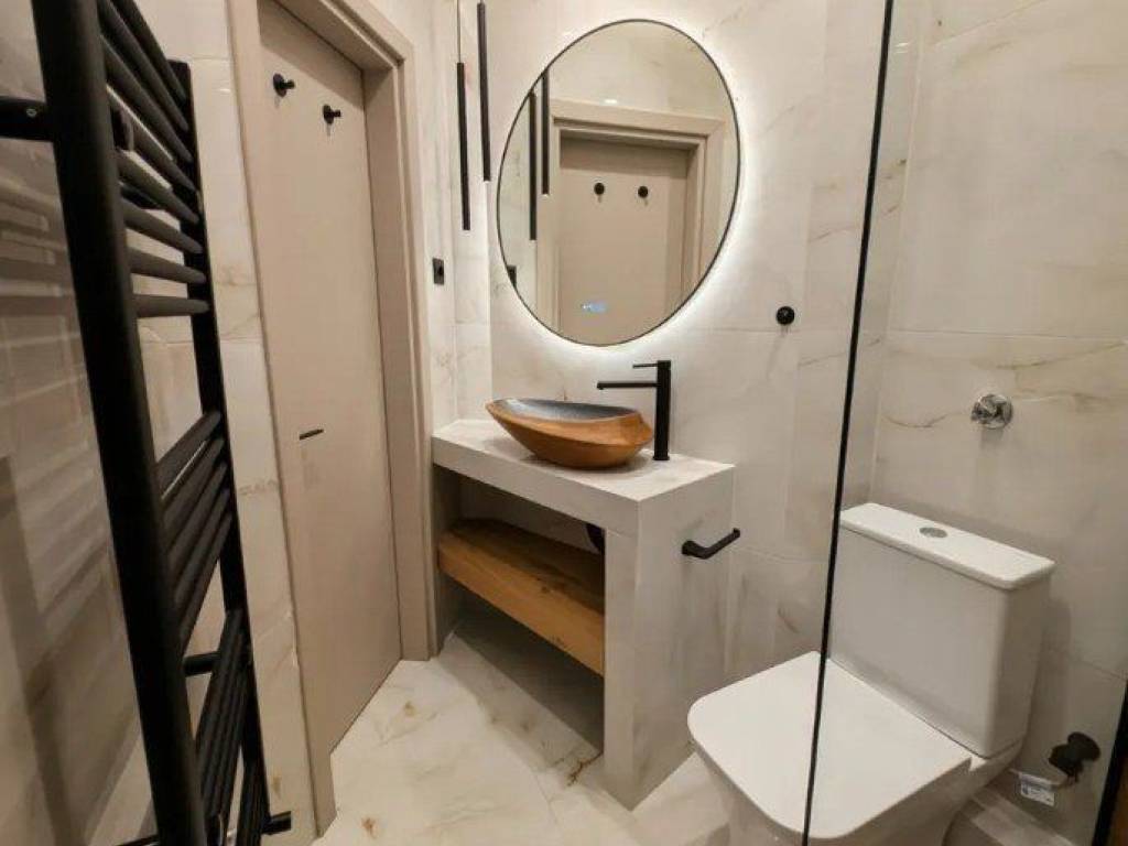 Forumland Real Estate, Μπάνιο