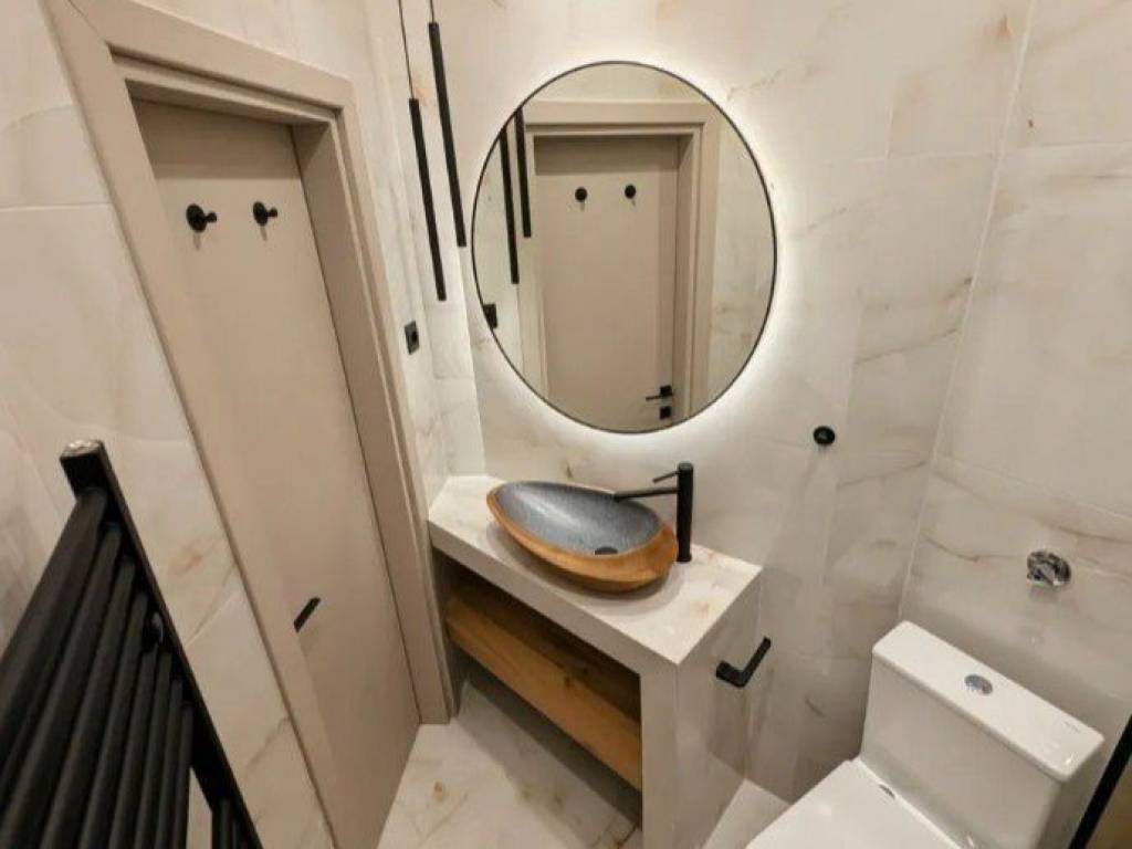 Forumland Real Estate, Μπάνιο