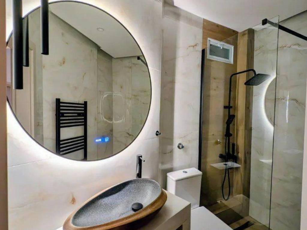 Forumland Real Estate, Μπάνιο