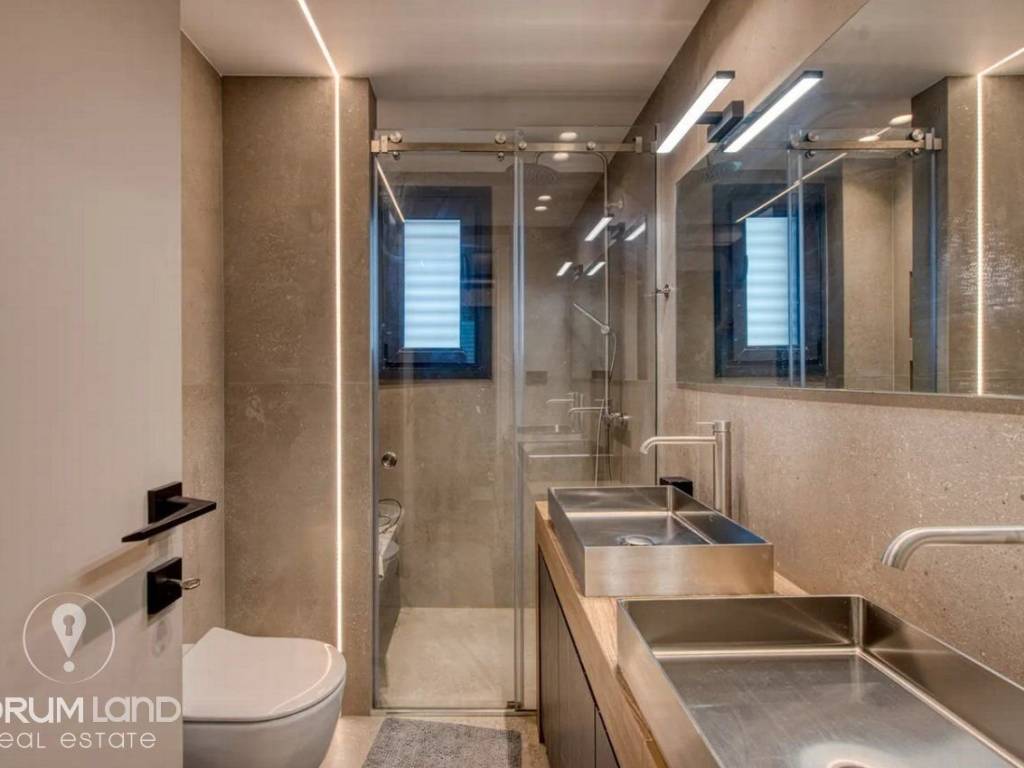 Forumland Real Estate, Μπάνιο