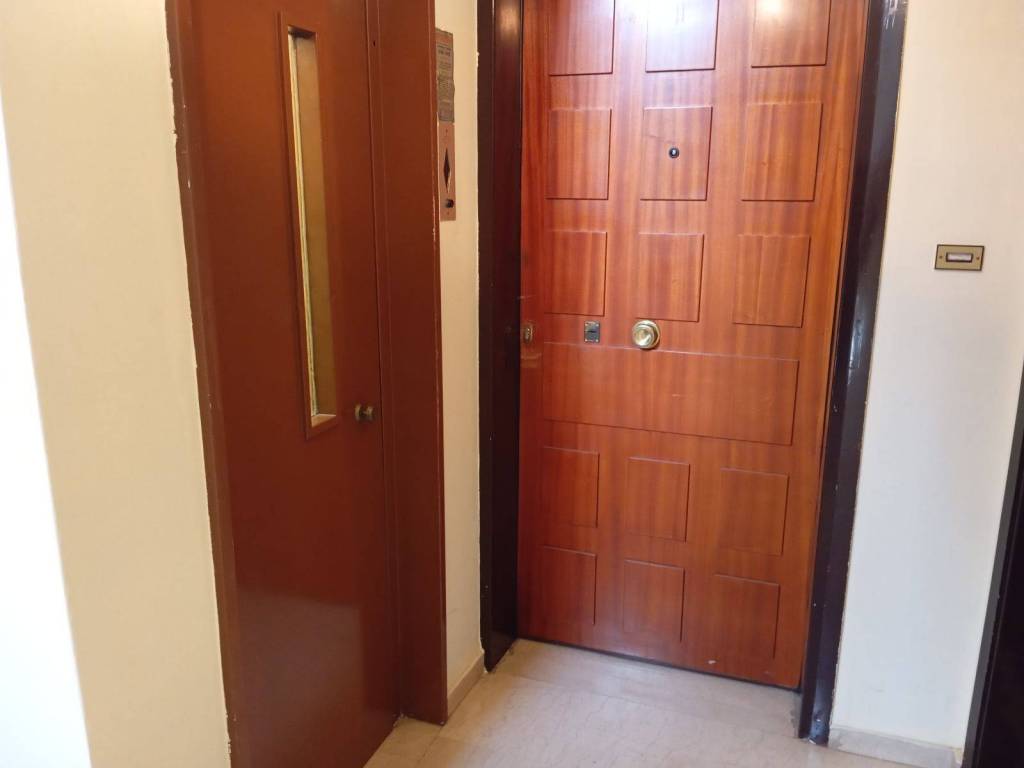 Πόρτα εισόδου - διπλή κλειδαριά