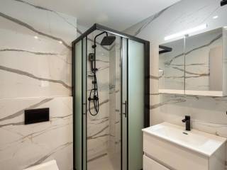 Forumland Real Estate, Μπάνιο