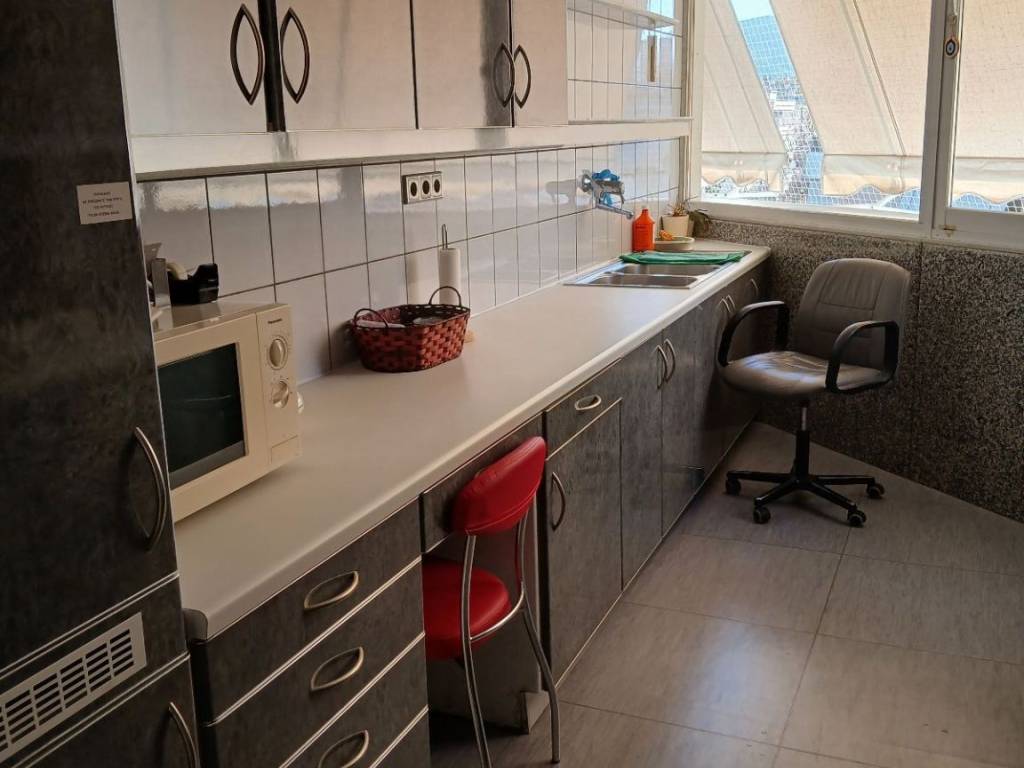 Μία από δύο κουζίνες (+ μικρή σκεπαστής βεράντας)