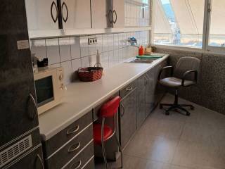 Μία από δύο κουζίνες (+ μικρή σκεπαστής βεράντας)